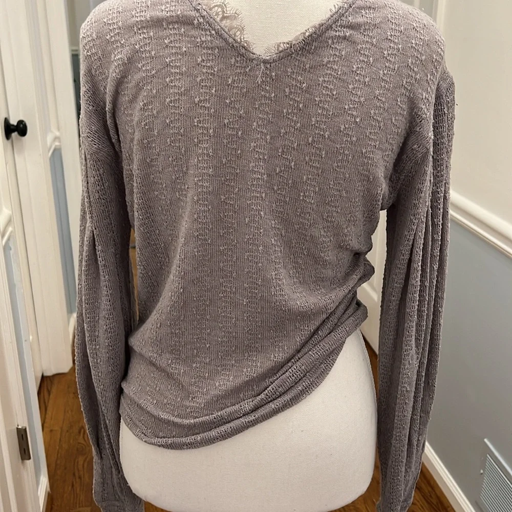 NWOT FREE PEOPLE LACE FREE PEOPLE DREAM GIRL V-NECK BISHOP SLEEVE KNIT TOP - XS - Picture 5 of 7